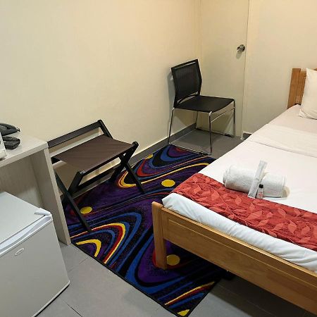 Single Sharing Room And Short Hours Stay At Sandpiper Hotel Singapore Exteriör bild