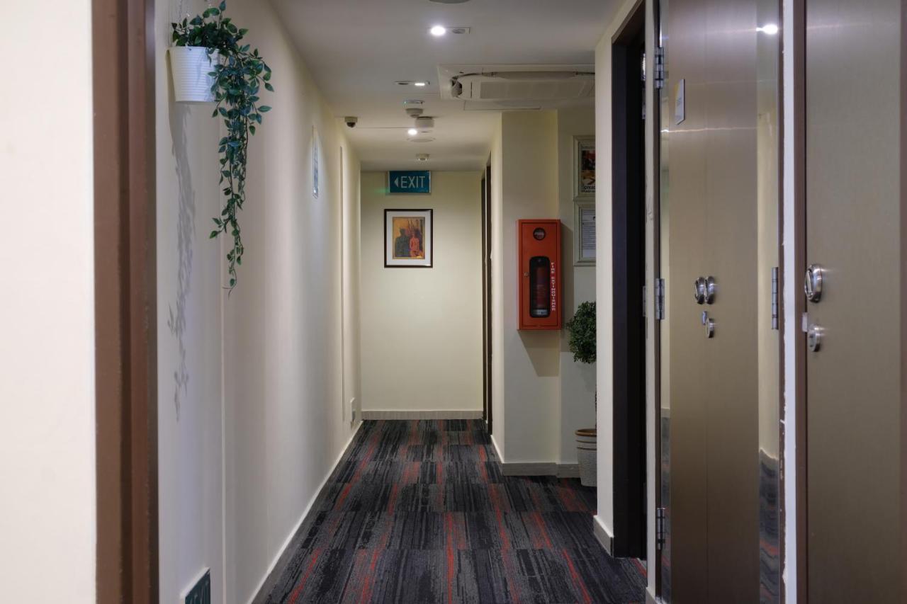Single Sharing Room And Short Hours Stay At Sandpiper Hotel Singapore Exteriör bild