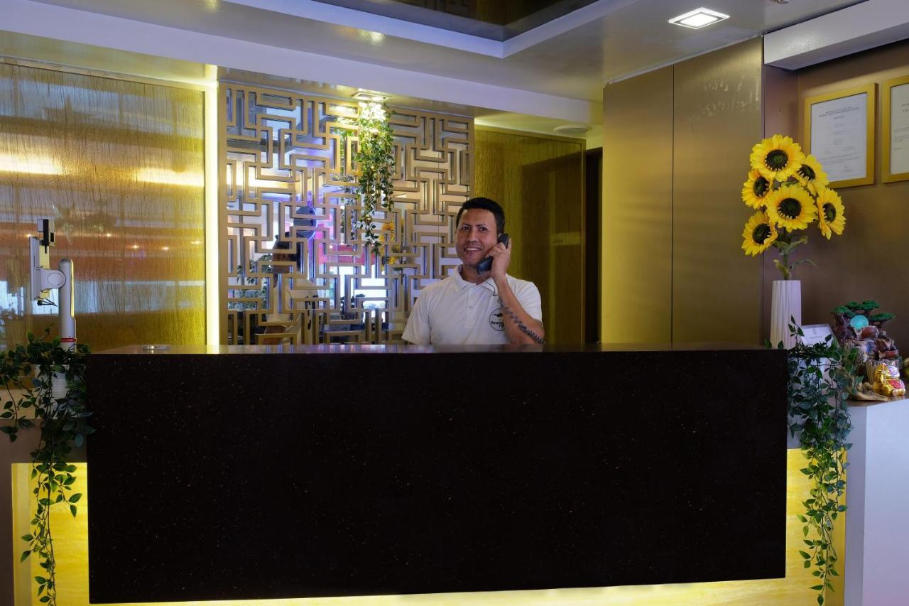Single Sharing Room And Short Hours Stay At Sandpiper Hotel Singapore Exteriör bild