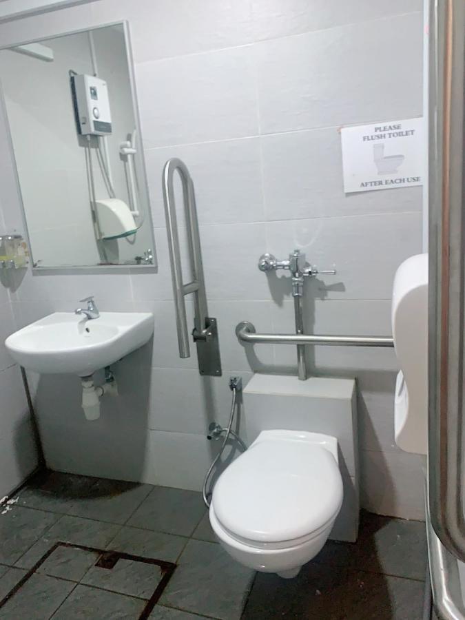 Single Sharing Room And Short Hours Stay At Sandpiper Hotel Singapore Exteriör bild