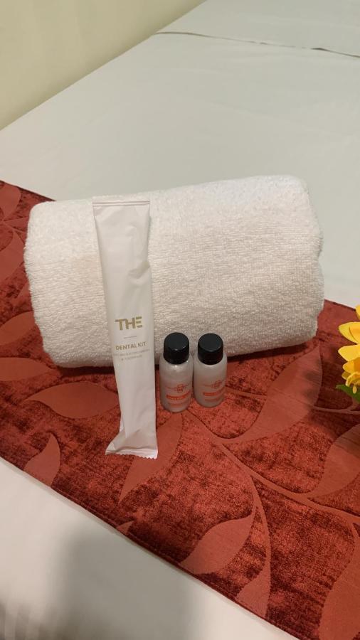 Single Sharing Room And Short Hours Stay At Sandpiper Hotel Singapore Exteriör bild