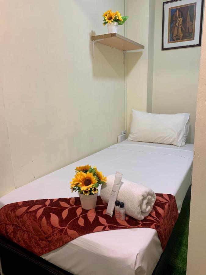 Single Sharing Room And Short Hours Stay At Sandpiper Hotel Singapore Exteriör bild