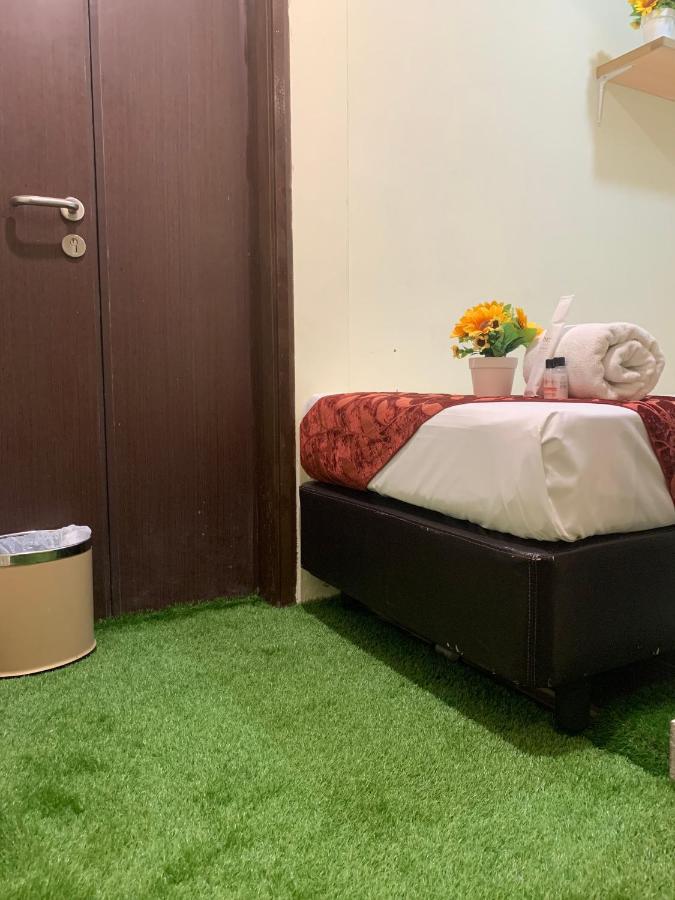 Single Sharing Room And Short Hours Stay At Sandpiper Hotel Singapore Exteriör bild