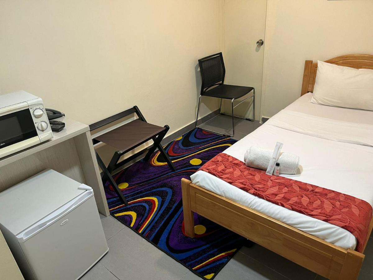 Single Sharing Room And Short Hours Stay At Sandpiper Hotel Singapore Exteriör bild