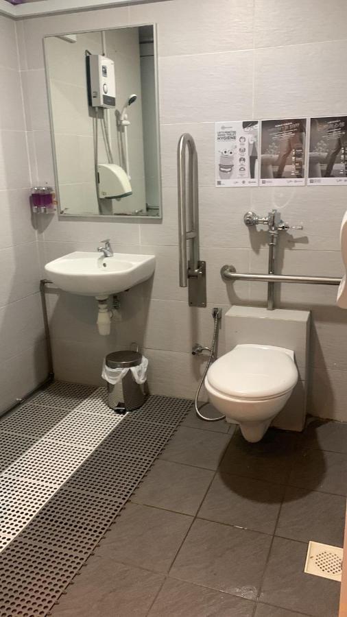 Single Sharing Room And Short Hours Stay At Sandpiper Hotel Singapore Exteriör bild